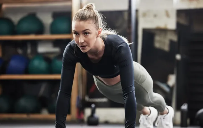 Chica haciendo abdominales en el gimnasio. Prevención de Prolapsos.